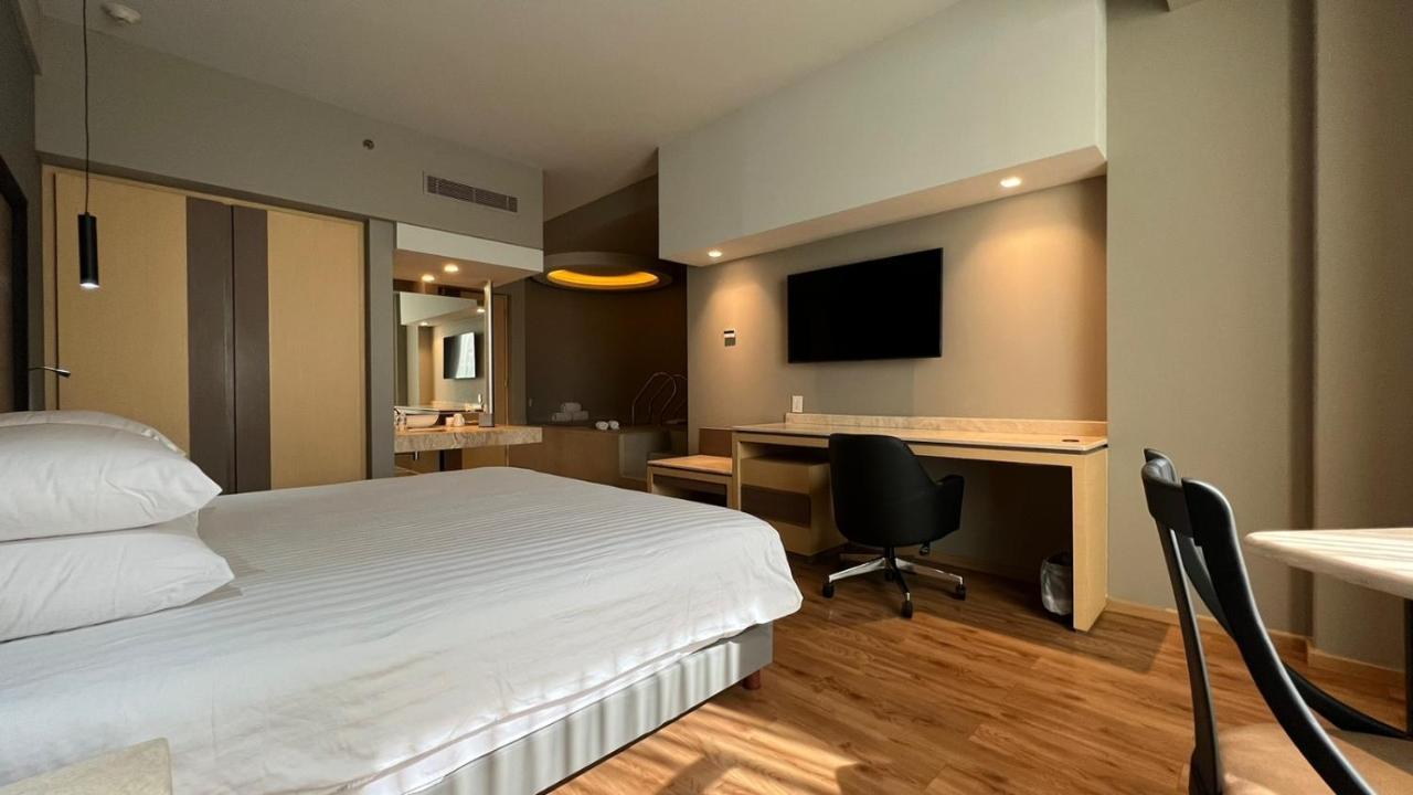 1 Kind Bed Suite Non-Smoking