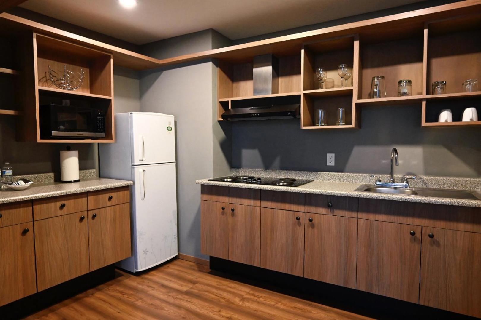 Deluxe Queen Suite