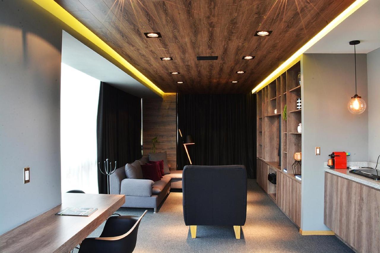 Deluxe Queen Suite